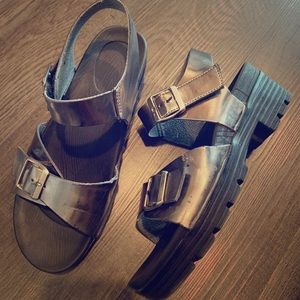 Retro block sandals